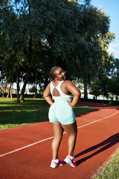 Afroamerykanka Odzieży Sportowej Stoi Pewnie Korcie Tenisowym Rękami Biodrach — Zdjęcie stockowe