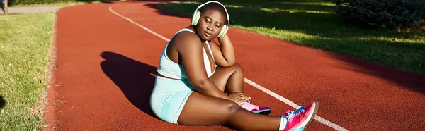 Donna Afroamericana Abbigliamento Sportivo Seduta Con Fiducia Sul Campo — Foto Stock