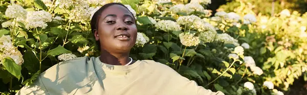 Büyük Boy Afro Amerikan Bir Kadın Canlı Bir Demet Çiçeğin — Stok fotoğraf