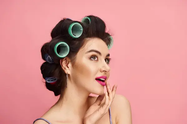 Woman Curlers Her Hair Poses Elegantly Vibrant Backdrop — Stock Photo, Image
