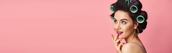 Захватывающая женщина с впечатляющим количеством волос на голове наносит удар по позе.