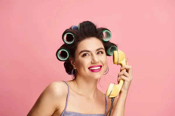 Belle Femme Tenant Gracieusement Téléphone Rétro — Photo