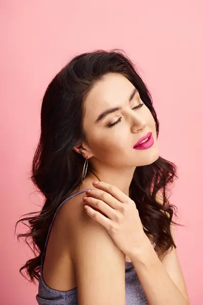 Stunning Woman Long Black Hair Vibrant Pink Lipstick Poses Gracefully — Stock Photo, Image