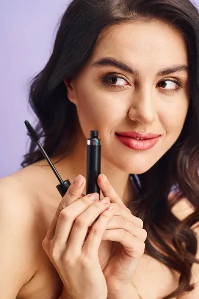 Woman Natural Beauty Delicately Holds Mascara Her Right Hand — Stock Photo, Image