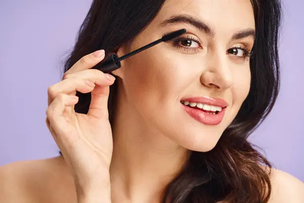 Woman Enhancing Natural Beauty Mascara Application — Stock Photo, Image