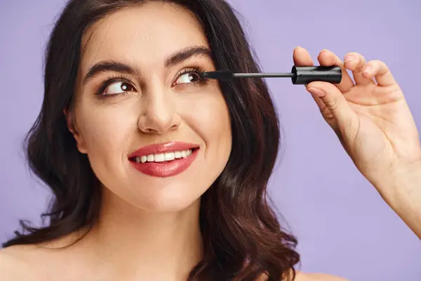 Woman Natural Beauty Applies Mascara Her Lashes — Stock Photo, Image