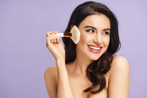 Естественная красота, держащая кисть для художественного выражения.