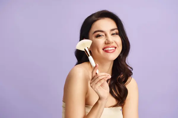 Woman Gracefully Holds Makeup Brush Enhancing Her Natural Beauty — Stock Photo, Image