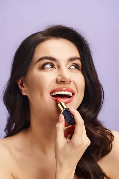 Piękna Kobieta Poprawia Swoje Naturalne Piękno Nakładając Szminkę Usta — Zdjęcie stockowe