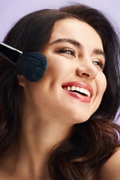 Smiling Woman Holds Brush Exuding Natural Beauty Confidence — Stok fotoğraf