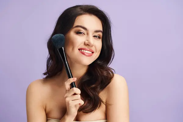 Woman Delicately Holds Makeup Brush Her Hand Enhancing Her Natural — Stock Photo, Image