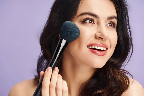 Woman Gracefully Holds Makeup Brush Enhancing Her Natural Beauty — Stock Photo, Image