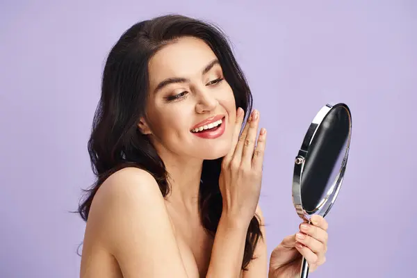 Una Mujer Sosteniendo Espejo Sonriendo Mientras Maquilla —  Fotos de Stock