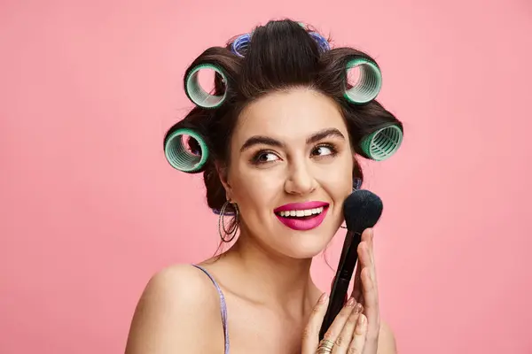 Woman Curlers Her Hair Holds Brush Showcasing Her Beauty Routine — Stock Photo, Image
