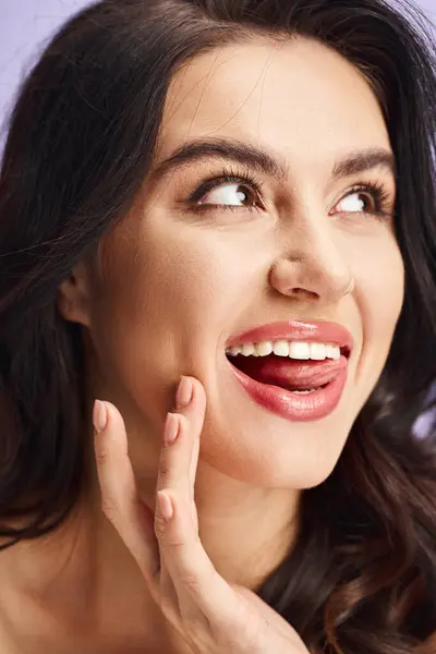 Woman Smiles Makeup Her Hand Her Face — Stock Photo, Image