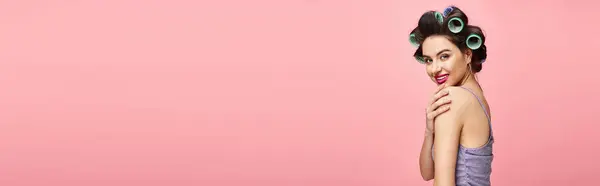 Kobieta Lokówkami Włosach Stoi Elegancko Różowym Tle — Zdjęcie stockowe