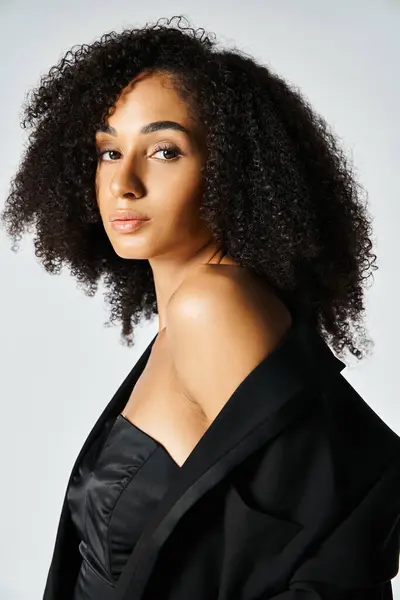 Ung Afroamerikansk Kvinne Strømpebukser Slår Selvsikker Posisjon Viser Hennes Skjønnhet – stockfoto