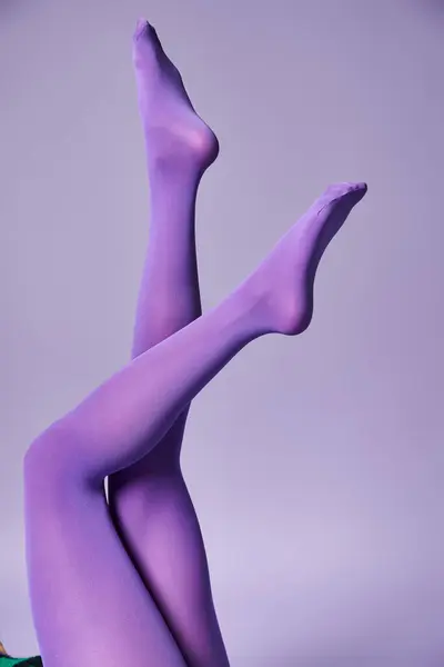 Genç Bir Kadın Bir Stüdyonun Mor Arka Planında Parlak Çoraplar — Stok fotoğraf
