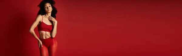Молодая Женщина Красном Нижнем Белье Позирует Фотографии Ярком Фоне Студии — стоковое фото