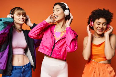 Bir grup güzel ve çeşitli genç kadın yan yana duruyor ve çok kültürlü bir birlik sergiliyorlar..