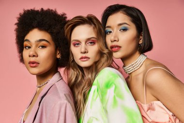 Üç farklı kadın, Kafkasyalı, Asyalı ve Afrikalı Amerikalı, pembe bir stüdyo arkaplanına karşı birleşiyorlar..