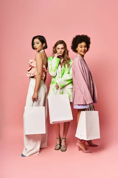 Drei Frauen Unterschiedlicher Ethnischer Zugehörigkeit Mit Einkaufstaschen Auf Rosa Hintergrund — Stockfoto