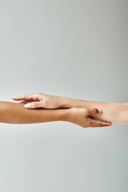 Birbirlerine uzanan iki farklı güzel kadın..