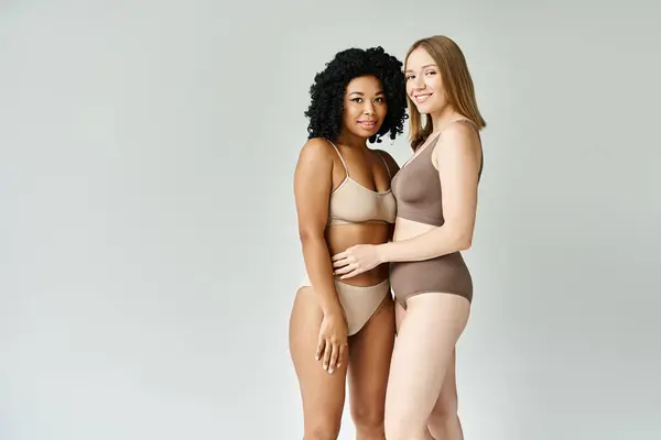 Zwei Unterschiedliche Frauen Pastellfarbener Unterwäsche Stehen Nebeneinander — Stockfoto