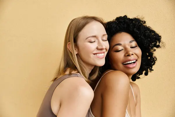 Duas Mulheres Bonitas Cuecas Pastel Abraçando Com Olhos Fechados Momento — Fotografia de Stock
