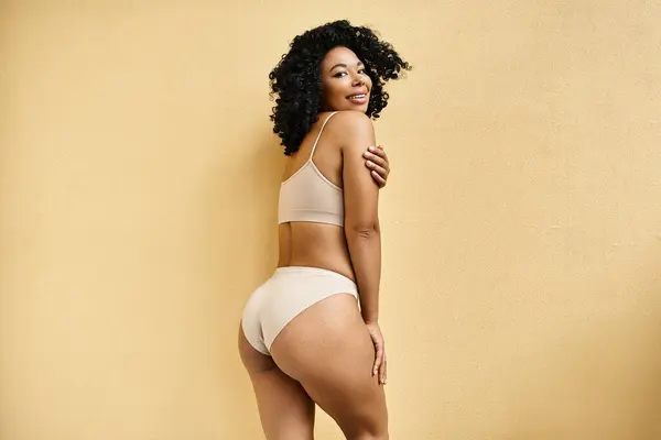 Een Prachtige Vrouw Poseert Een Witte Bikini — Stockfoto