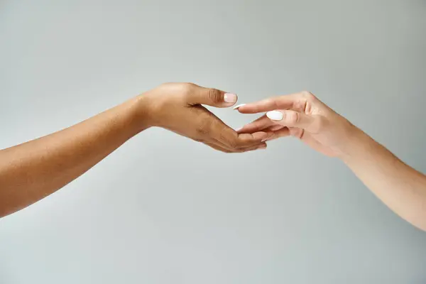 Güzel Değişik Kadınlar Ellerini Birbirine Uzatıyor — Stok fotoğraf