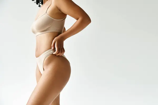 Egy Gyönyörű Változatos Barna Bikiniben Pózol Kamerának — Stock Fotó