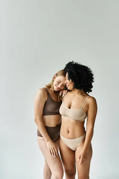 Două Femei Frumoase Diverse Stând Unul Lângă Altul Lenjerie Confortabilă Imagine de stoc