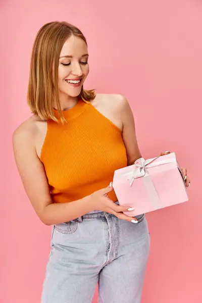 Woman Orange Top Holds White Gift Box — स्टॉक फ़ोटो, इमेज