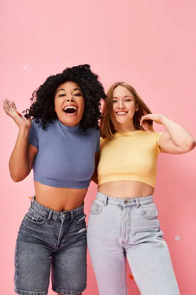 Two Diverse Women Casual Attire Standing Together Pink Background — Stock Photo, Image