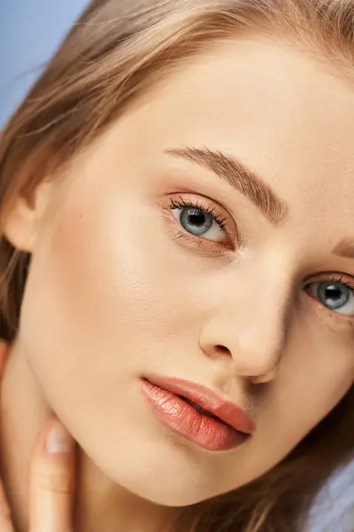 Eine Junge Blonde Frau Mit Auffallend Blauen Augen Hautnah Und — Stockfoto