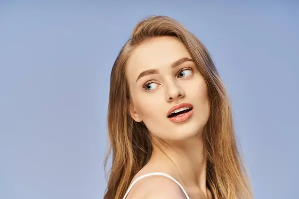 Uma Jovem Mulher Loira Estúdio Com Olhar Surpresa Seu Rosto — Fotografia de Stock
