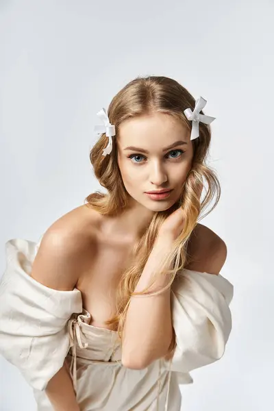 Потрясающая Молодая Женщина Светлыми Волосами Изящно Позирует Белом Платье Студии — стоковое фото