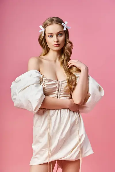 一位金发碧眼的年轻女子穿着一件白色连衣裙在演播室里摆姿势 表现出优雅优雅优雅 — 图库照片