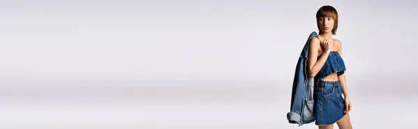 Молодая Женщина Короткими Волосами Стоит Синем Платье Лицом Камере Созерцательной — стоковое фото