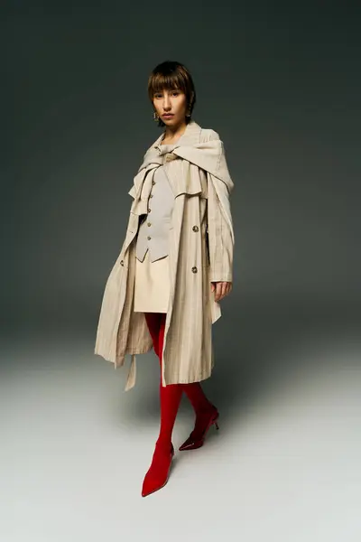 Stylish Young Woman Trench Coat Showcases Her Unique Style Eye — Stock Photo, Image