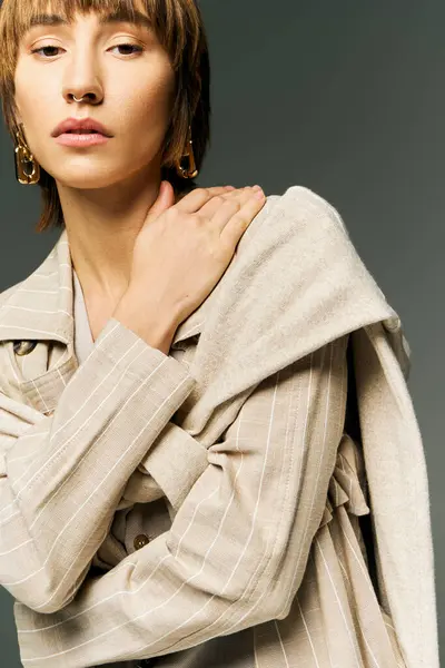 Stylowa Młoda Kobieta Krótkimi Włosami Ubrana Przytulny Sweter Studio Emanująca — Zdjęcie stockowe