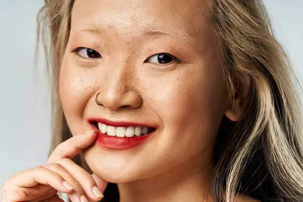 Asian Woman Vibrant Clothes Smiling Brightly — स्टॉक फोटो, इमेज