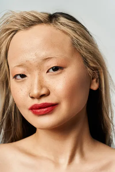 Азиатская Женщина Излучает Очарование Текущими Волосами Смелыми Красными Губами — стоковое фото