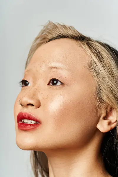 Elegant Asian Woman Vibrant Attire Gazes Upward Red Lipstick Enhancing — Stock Photo, Image