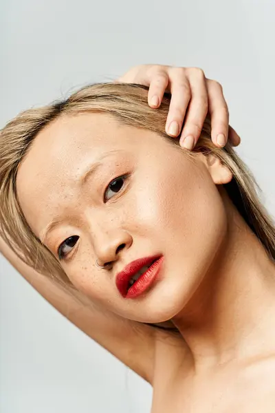 Attraktiv Asiatisk Kvinne Iført Levende Klær Flaunting Rød Leppestift Ansiktet – stockfoto