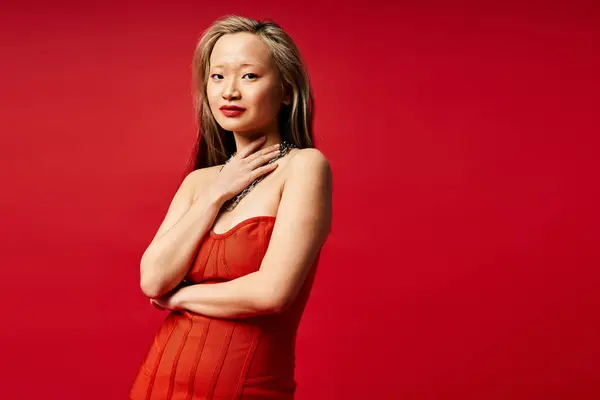 Захватывающая Азиатка Ставит Позу Ярко Красном Платье — стоковое фото