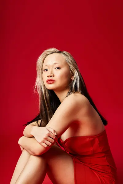 Attractive Asian Woman Vibrant Red Dress Poses Gracefully Picture — Stok fotoğraf