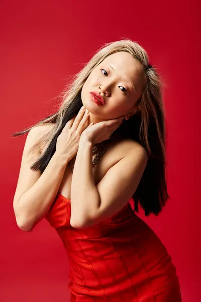 Elegantní Asijská Žena Nápadné Červené Šaty Udeří Pózu Pro Fotoaparát — Stock fotografie