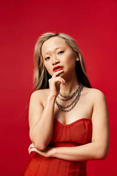 Stijlvolle Aziatische Vrouw Slaan Een Pose Een Levendige Rode Jurk — Stockfoto